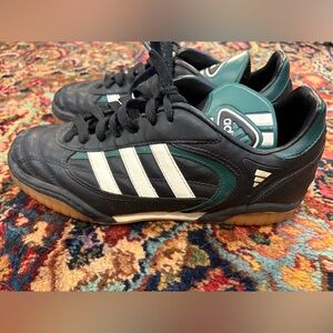 Adidas Vintage, retro OG 1998 Soccer Turf soccer sneaker. Women’s 7.5,Kids 6.